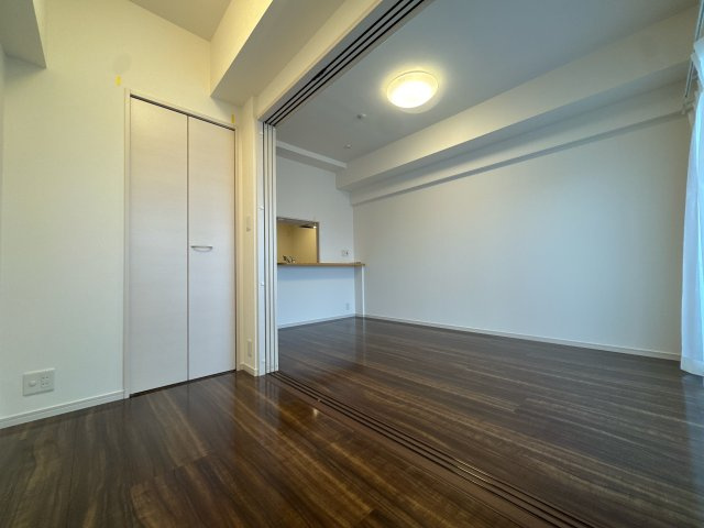 【洋室】 |  グランフォーレラグゼ博多駅南☆仲介手数料無料☆ | 隣接するお部屋を開放すれば、より広々とした大空間として多目的に活用いただけます。