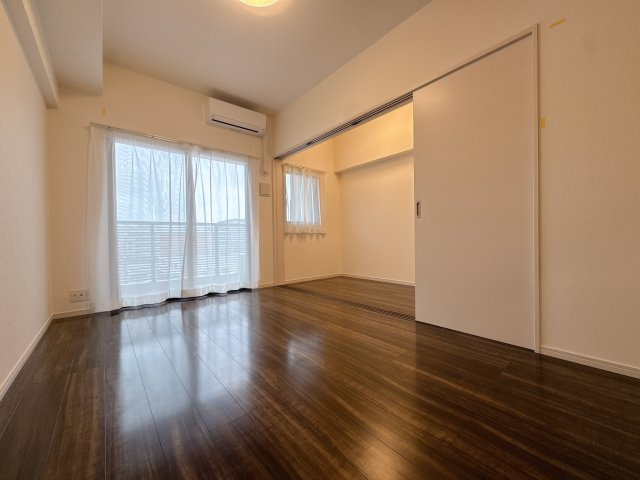 【洋室】 |  グランフォーレラグゼ博多駅南☆仲介手数料無料☆ | 居住スペースをしっかり確保した、家具配置のしやすい機能的なレイアウト。