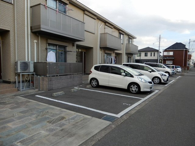 サンゴールドの駐車場