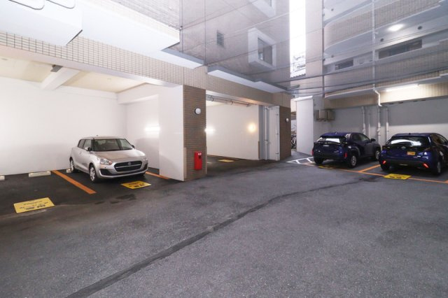 福岡市中央区天神３丁目の賃貸マンションの駐車場