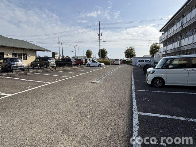 リバーサイドQ1の駐車場