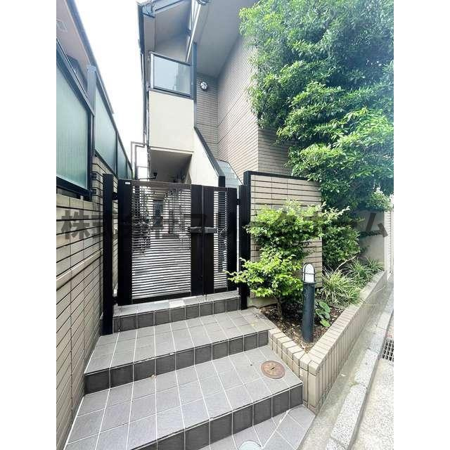 武蔵野市吉祥寺南町２丁目のアパートのエントランス