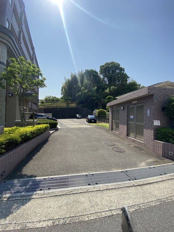福岡市博多区金の隈１丁目の賃貸マンションの駐車場