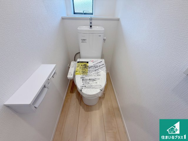 岸和田市岡山町　第9期　新築一戸建てのトイレ|1・2階の2ヶ所にあるので、朝の忙しい時間の順番待ちもなく、深夜の利用にも大変便利です。