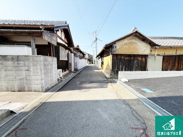 岸和田市岡山町　第9期　新築一戸建ての前面道路含む現地写真|周辺は閑静な住宅街！前面道路広々で車の出し入れも便利です。駐車が苦手な方でも安心して車庫入れできます！