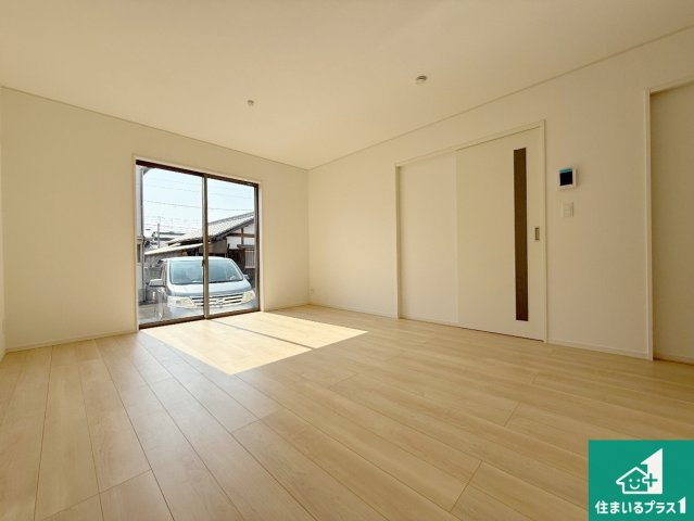 岸和田市岡山町　第9期　新築一戸建ての居間・リビング|日当たり良好の明るいリビングで朝の目覚めもスッキリできそう！対面キッチンでご家族のコミュニケーションも自然と増える設計！小さなお子様が遊ぶスペースを作っても広々とくつろげるLDK！