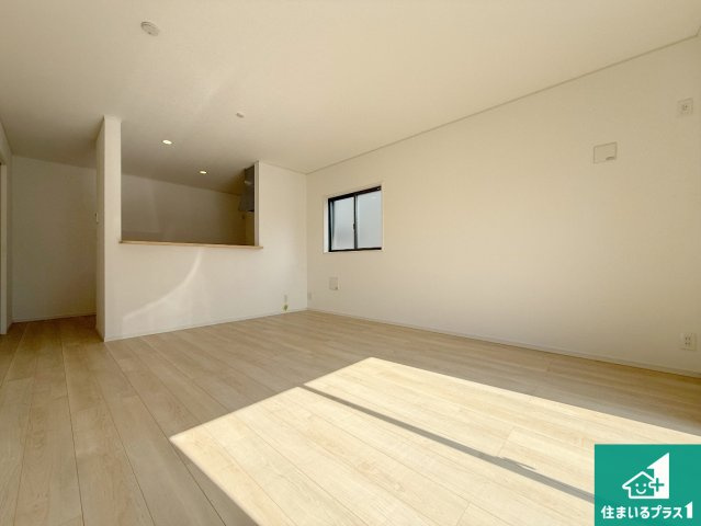 岸和田市岡山町　第9期　新築一戸建ての居間・リビング|シンプルなリビングは、観葉植物等のインテリアを楽しめますね！パパ好みにも、ママ好みにも家具次第で雰囲気を変えることができます！