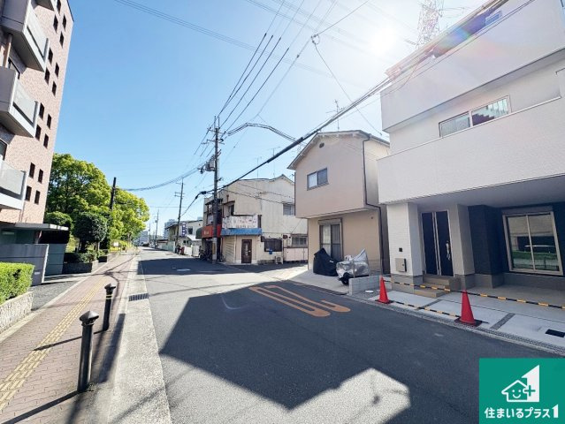 29日(土)30日(日)現地ご見学可能！　枚方市黄金野　第1期　新築一戸建ての前面道路含む現地写真|周辺は閑静な住宅街！前面道路広々で車の出し入れも便利です。駐車が苦手な方でも安心して車庫入れできます！