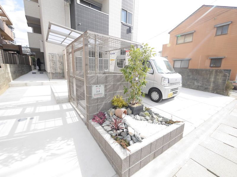 福岡市博多区板付７丁目のアパートのエントランス
