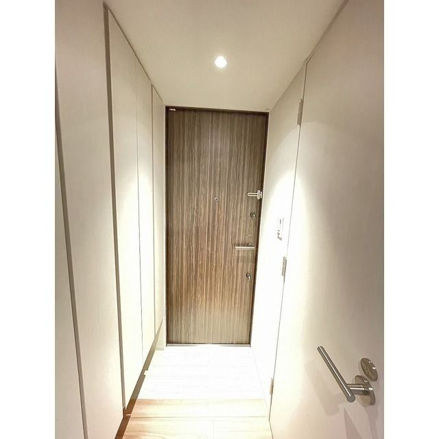 ウェルスクエア初台の玄関