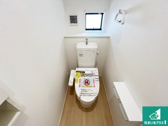 姫路市勝原区山戸　第4期　新築一戸建てのトイレ|1・2階の2ヶ所にあるので、朝の忙しい時間の順番待ちもなく、深夜の利用にも大変便利です。