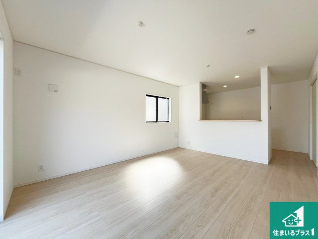 姫路市勝原区山戸　第4期　新築一戸建ての居間・リビング|シンプルなリビングは、観葉植物等のインテリアを楽しめますね！パパ好みにも、ママ好みにも家具次第で雰囲気を変えることができます！