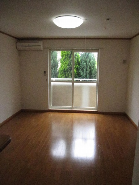 稲城市矢野口のアパートの居間・リビング