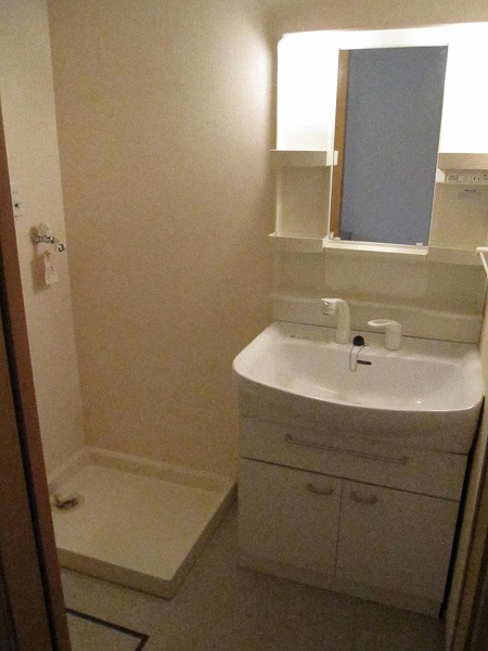 稲城市矢野口のアパートの洗面所|広い洗面スペース