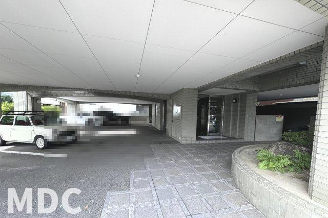 レジデンス伊月の駐車場