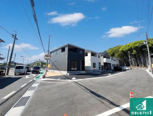 姫路市勝原区山戸　第4期　新築一戸建ての前面道路含む現地写真|周辺は閑静な住宅街！前面道路広々で車の出し入れも便利です。駐車が苦手な方でも安心して車庫入れできます！