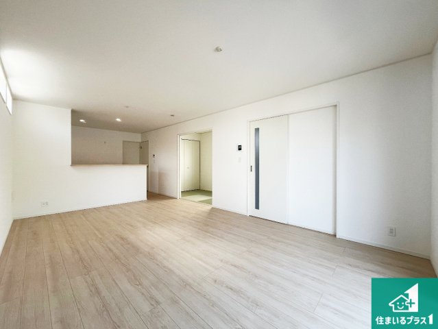 姫路市勝原区山戸　第4期　新築一戸建ての居間・リビング|シンプルなリビングは、観葉植物等のインテリアを楽しめますね！パパ好みにも、ママ好みにも家具次第で雰囲気を変えることができます！