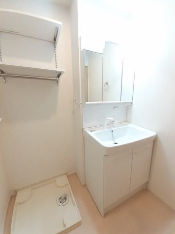 イリス　Ｂの洗面所|明るい洗面所です