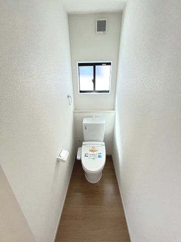 【トイレ】 | 福岡市南区屋形原1丁目2期　2号棟（全2棟）【仲介手数料無料・0円】 | 施工例。1階のトイレです。施工例は完成時と異なる場合があります。