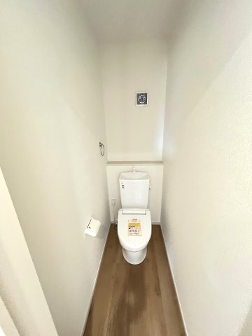 【トイレ】 | 福岡市南区屋形原1丁目2期　2号棟（全2棟）【仲介手数料無料・0円】 | 施工例。2階にもトイレです。施工例は完成時と異なる場合があります。