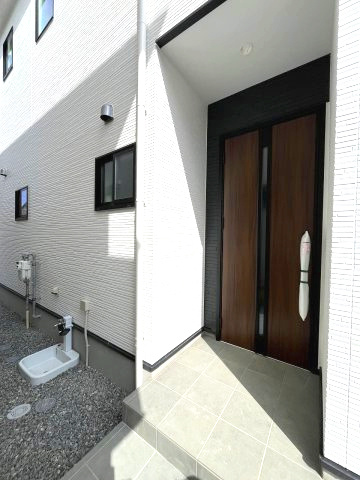 【玄関】 | 福岡市南区屋形原1丁目2期　2号棟（全2棟）【仲介手数料無料・0円】 | 施工例。施工例は完成時と異なる場合があります。