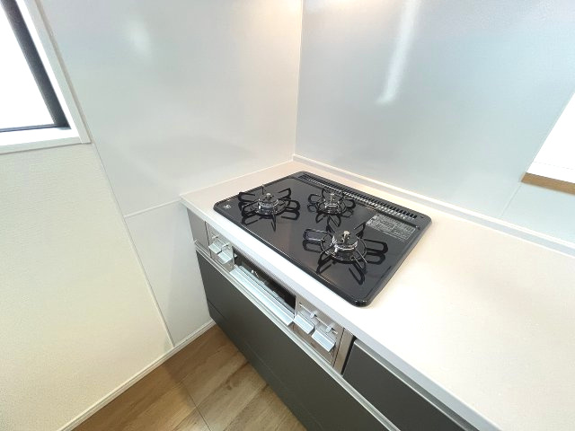 【キッチン】 | 福岡市南区屋形原1丁目2期　2号棟（全2棟）【仲介手数料無料・0円】 | 施工例。施工例は完成時と異なる場合があります。