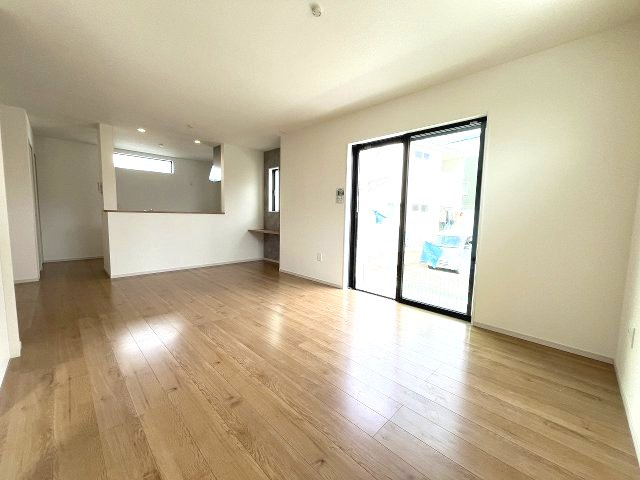 【内装】 | 福岡市南区屋形原1丁目2期　2号棟（全2棟）【仲介手数料無料・0円】 | 施工例。リビングです。施工例は完成時と異なる場合があります。