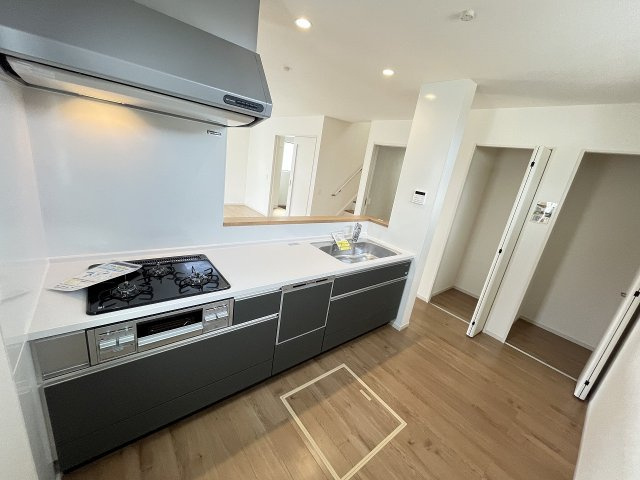 【キッチン】 | 福岡市南区屋形原1丁目2期　2号棟（全2棟）【仲介手数料無料・0円】 | 施工例。施工例は完成時と異なる場合があります。