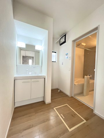 【洗面所】 | 福岡市南区屋形原1丁目2期　2号棟（全2棟）【仲介手数料無料・0円】 | 施工例。施工例は完成時と異なる場合があります。