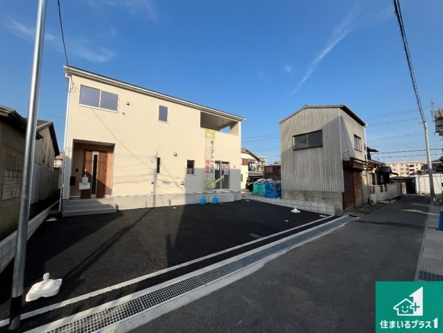 姫路市庄田　第1期　新築一戸建ての前面道路含む現地写真|周辺は閑静な住宅街！前面道路広々で車の出し入れも便利です。駐車が苦手な方でも安心して車庫入れできます！