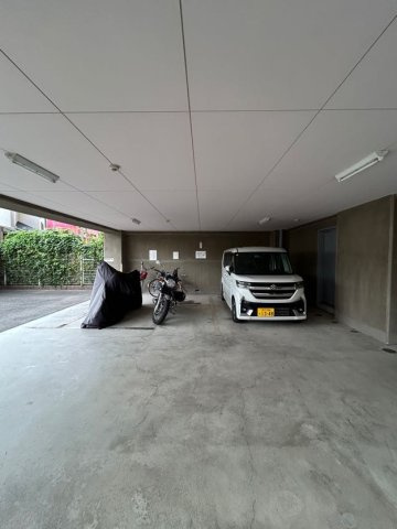 アネシスコート門口の駐車場|駐車場があるので、車を買う予定の方も安心です