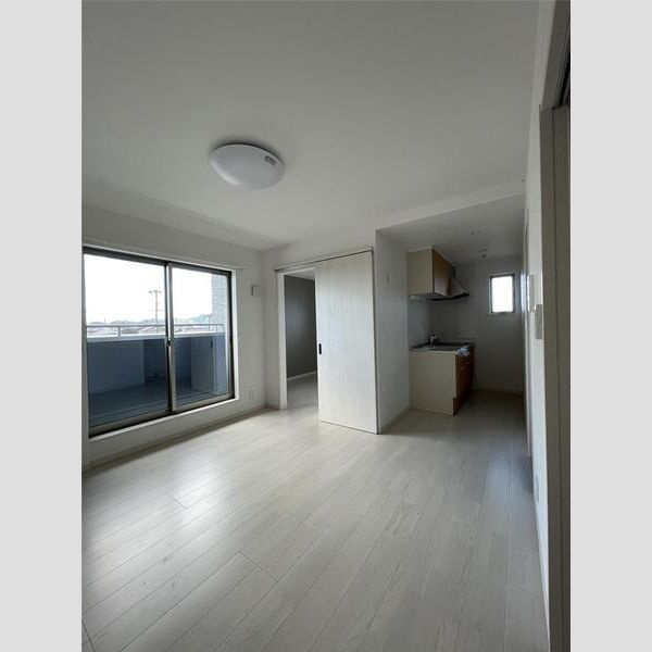 ジュネス寺家町の居間・リビング