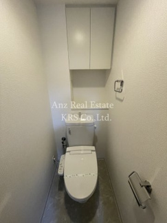 【トイレ】 | アーデンタワー本町イースト | 収納棚付きトイレ！扉付きでストック類も収納して頂けます♪