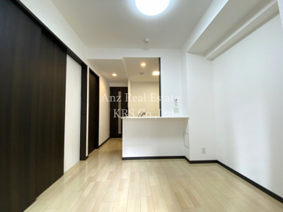 【居間・リビング】 | アーデンタワー本町イースト | 8.0帖のリビング部分です♪エアコン、照明付で初期費用節約♪