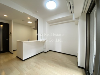 【居間・リビング】 | アーデンタワー本町イースト | 白を基調としたお部屋です♪エアコン付き！