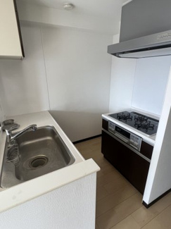 【キッチン】 | アーデンタワー本町イースト | 3口ガスコンロ！グリル付きのカウンターキッチン♪