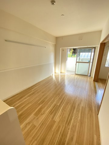 大阪市浪速区桜川４丁目の賃貸マンションの居間・リビング