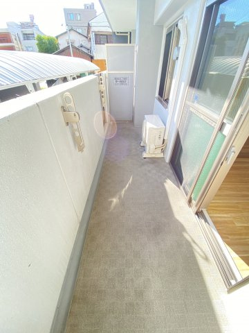 大阪市浪速区桜川４丁目の賃貸マンションのバルコニー