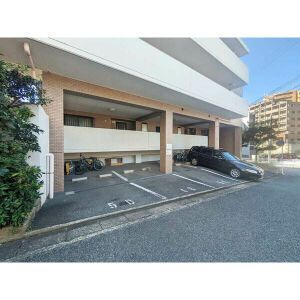 福岡市中央区小笹２丁目の賃貸マンションの駐車場