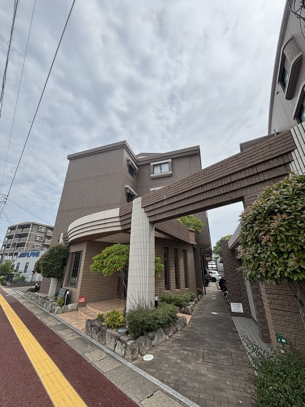 福岡市博多区東平尾２丁目の賃貸マンションのエントランス
