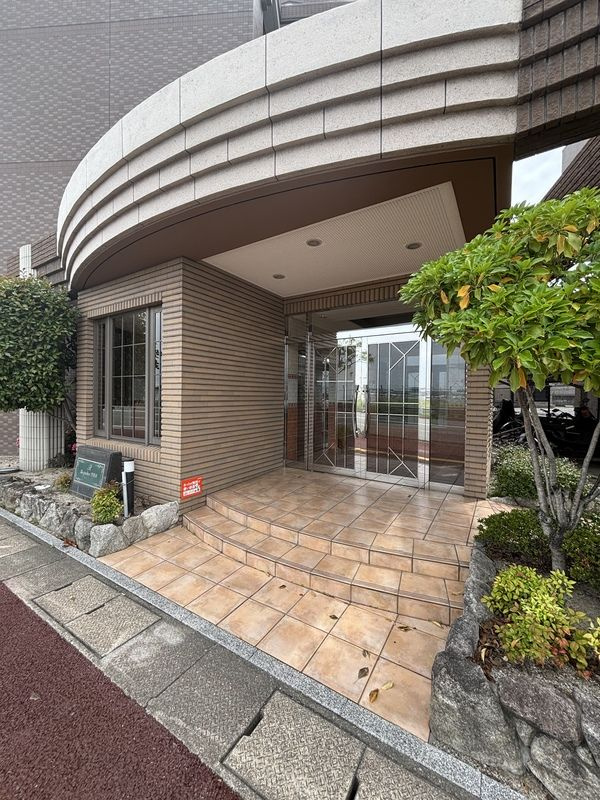 福岡市博多区東平尾２丁目の賃貸マンションのエントランス