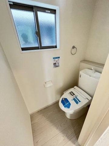 【トイレ】 | 春日市天神山1丁目1期　2号棟（全2棟）【仲介手数料無料・0円】 | 現地写真。1階のトイレです。