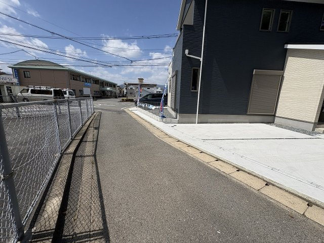 【その他】 | 春日市天神山1丁目1期　2号棟（全2棟）【仲介手数料無料・0円】 | 現地写真。前面道路です。