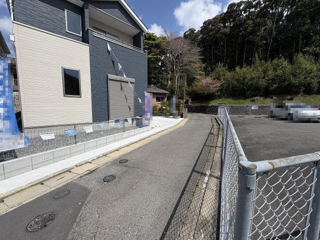 【その他】 | 春日市天神山1丁目1期　2号棟（全2棟）【仲介手数料無料・0円】 | 現地写真。前面道路です。