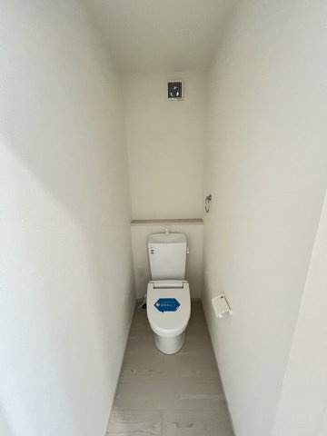 【トイレ】 | 春日市天神山1丁目1期　2号棟（全2棟）【仲介手数料無料・0円】 | 現地写真。2階にもトイレです。