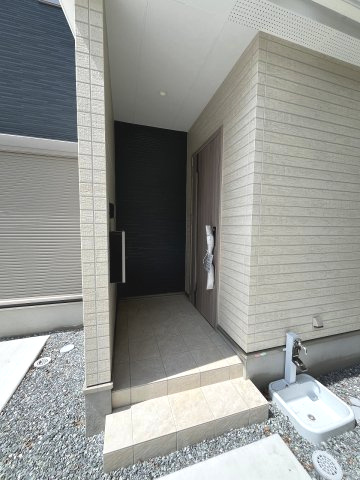 【玄関】 | 春日市天神山1丁目1期　2号棟（全2棟）【仲介手数料無料・0円】 | 現地写真。