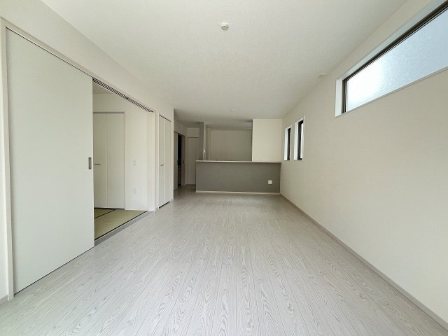 【居間・リビング】 | 春日市天神山1丁目1期　2号棟（全2棟）【仲介手数料無料・0円】 | ※画像準備中の為、施工例です。施工例は完成時と異なる場合があります。現地写真。リビングです。