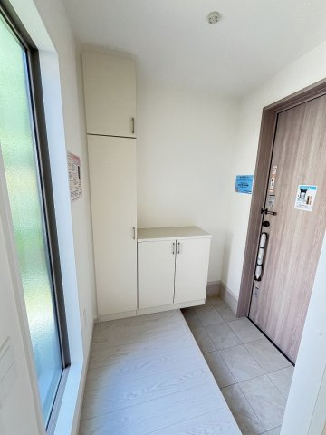 【居間・リビング】 | 春日市天神山1丁目1期　2号棟（全2棟）【仲介手数料無料・0円】 | 現地写真。家具・家電はCGによる配置例です。物件には含まれません。