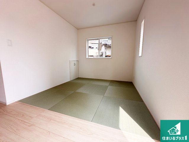 姫路市御立西　第4期　新築一戸建ての和室|LDKの横に配置された畳コーナー。お子様の遊び場や客間、食後のくつろぎスペースにも利用できる便利な空間です。リビングと合わせることで家族が集まる団欒スペースとして使えます。