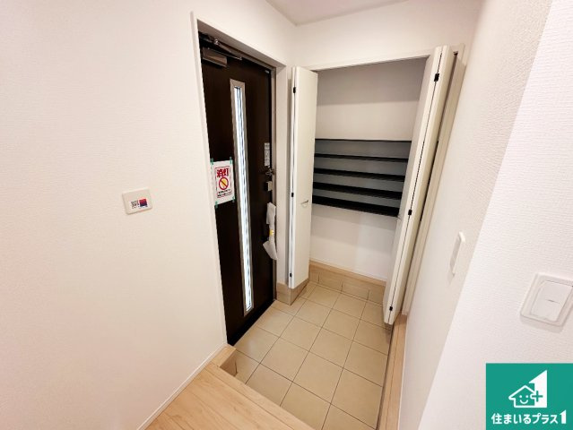 姫路市御立西　第4期　新築一戸建ての玄関|シューズボックスにはたくさんの靴が収納できるので玄関周りはいつもスッキリ！ご家族が増えても安心！